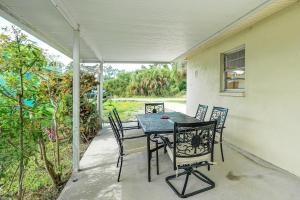 蓬塔戈尔达Newly Remodeled Home Less Than 2 Mi to Punta Gorda Airport的门廊上的桌椅