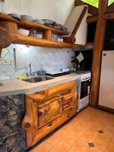 埃博森Los Retoños的厨房配有水槽和炉灶