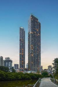 悉尼帕拉马塔乔治街美利通公寓式酒店的两座高耸的摩天大楼
