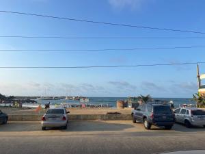 Catia La MarHotel brisas del mar 2022的一群停在海滩附近停车场的汽车