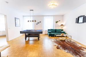 哈恩Große Terassen-Wohnung mit Grill, Playstation 5, Billardtisch und Massagesessel的客厅配有台球桌和沙发