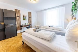 哈恩Große Terassen-Wohnung mit Grill, Playstation 5, Billardtisch und Massagesessel的一间卧室配有两张床和一张书桌