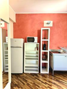 比耶拉San Filippo Studio Biella Centro的厨房配有白色冰箱和微波炉