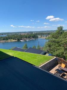 桑讷菲尤尔Moderne nydelig villa med Panorama Utsikt的从房子屋顶上可欣赏到水景
