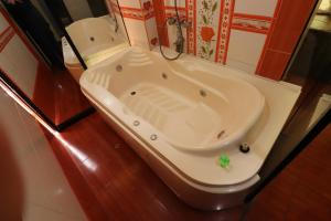 塔克纳Hotel Frontera的带浴缸和水槽的浴室