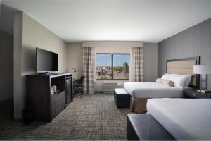 Monkey IslandShangri-La Resort的酒店客房设有两张床和一台平面电视。