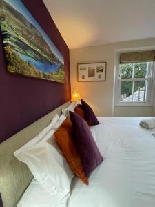 多克雷皇家酒店的卧室配有带枕头的大型白色床