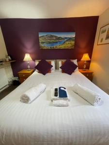 多克雷皇家酒店的一间卧室配有一张床,上面有电话