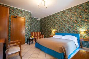 马尔塔洛坎达达奥塞罗酒店的一间卧室配有蓝色的床和花卉壁纸