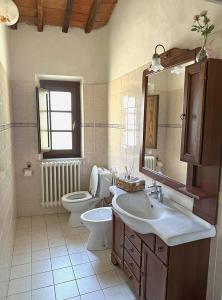 SeanoCasa Martelli的一间带水槽、卫生间和镜子的浴室