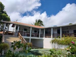 维索萨-杜塞阿拉VIVENDA JUAREZ的前面有棕榈树的房子