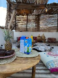 阿加迪尔rise surf and yoga morocco的客房配有带牛奶和枕头的桌子。