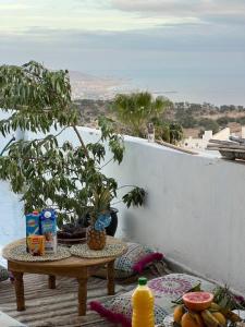 阿加迪尔rise surf and yoga morocco的阳台上的桌子上放着食物