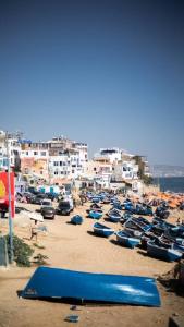 阿加迪尔rise surf and yoga morocco的一群停泊在海滩上的船,有建筑物