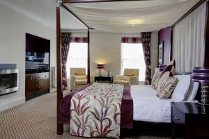 皮克林Best Western Forest and Vale Hotel的酒店客房,配有床和电视