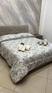 LeonforteCasa vacanza Helios的一间卧室配有一张大床和枕头