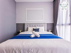 努沙再也D'Pristine Suites by JBcity Home的卧室配有蓝色和白色的大床