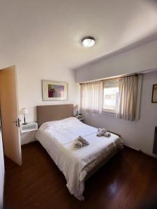 拉普拉塔La Plata Housing I的一间卧室设有一张床和一个窗口