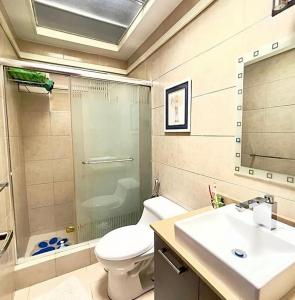 瓜亚基尔Casa en alquiler en Entre Lagos的浴室配有卫生间、盥洗盆和淋浴。