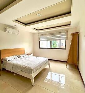 瓜亚基尔Casa en alquiler en Entre Lagos的一间卧室设有一张床和一个窗口