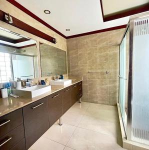 瓜亚基尔Casa en alquiler en Entre Lagos的大型浴室设有2个水槽和淋浴。