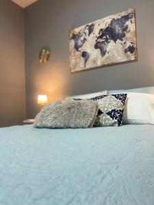 科马亚瓜Casa Residencial Quinta的一间卧室配有一张带蓝色床单和枕头的床。