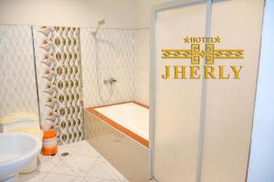 Nuevo TingoHOTEL JHERLY的带淋浴、卫生间和盥洗盆的浴室