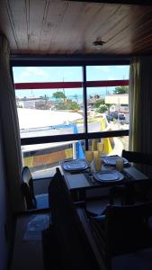 若昂佩索阿Quarto 215 do Manos Royal Hotel - propriedade privada的一间设有桌子的用餐室,享有机场的景色