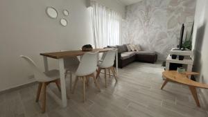 布宜诺斯艾利斯Apartamento Flowers的客厅设有餐桌和椅子