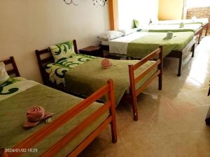 富萨加苏加Hotel Dorado Real的一间房间,有三张床