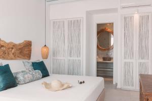 米克诺斯城康斯坦丁之家酒店的白色的客厅配有白色的沙发和镜子
