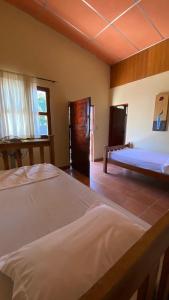 里瓦斯Hostal Casa Bonita Ometepe的一间设有两张床和窗户的大卧室