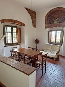 SeanoCasa Martelli的客厅配有木桌和沙发