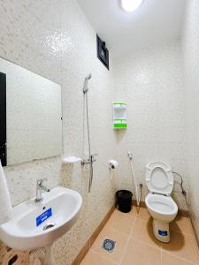 达赫拉Hotel Ahmed Ali的一间带水槽、卫生间和镜子的浴室