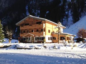 迈尔霍芬Alpenhaus Lacknerbrunn的雪中一座大型木制建筑
