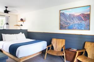 莱文沃思LOGE Leavenworth Riverside的一间卧室配有一张床和两把椅子