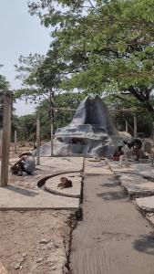 美索Temple Ruins - Ke-In-Gir Ashram的一群动物躺在动物园的地上