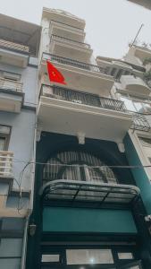 河内Yen’s House的建筑物一侧的红色标志