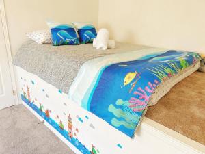 巴里Barrie Ocean Kingdom的床上铺有美人鱼主题毯子