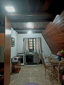 萨利索波利斯Chalé Pousada em Salesopolis 7的客厅设有木制天花板和桌子