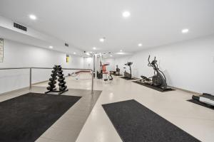 堪培拉Inner-City 2-Bed with Parking, Pool, Gym & BBQ的一间健身房,里面设有数个健身器材