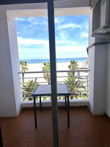 瓦伦西亚Barraca Suites的海滩景客房内的一张桌子