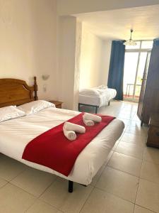 瓦伦西亚Barraca Suites的酒店客房 - 带两张床和毛巾