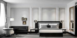斯维伦格勒GoldenEye Hotel & Casino的黑白卧室配有床和椅子