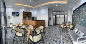 富国Mộc Lâm Homestay的一间设有桌椅的等候室和一间酒吧