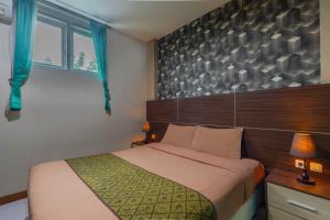 梭罗Hotel DMadinah inn Gentan的一间卧室配有一张带木制床头板的床