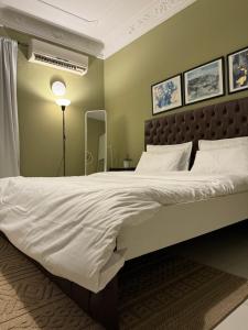 迪拜Beautiful 1BHK Near Jumeirah near Metro 3mins walk的一间卧室配有一张带白色床单的大床