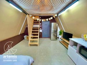 抱川市Pocheon Artemis Glamping的一间带梯子和冰箱的房间
