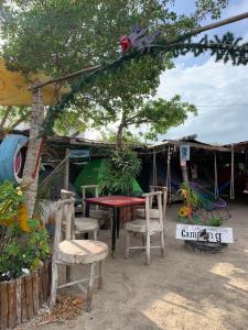 奥尔沃克斯岛Casa de los Santos Camping y eco cabañas的帐篷前的桌椅