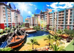 南芭堤雅Grand Caribbean Condo Resort Pattaya 19 floor的建筑物前的一条大船